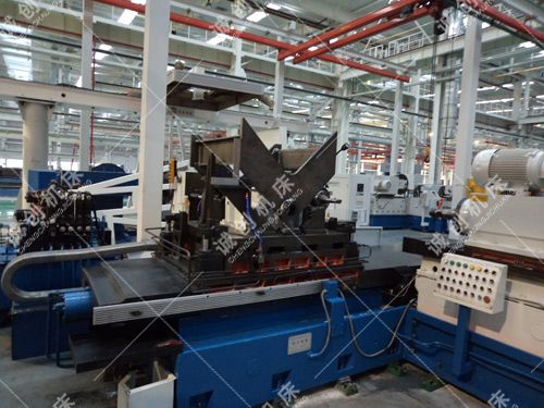 裝載機(jī)鉸接架鏜、鉆、攻三工位組合機(jī)床